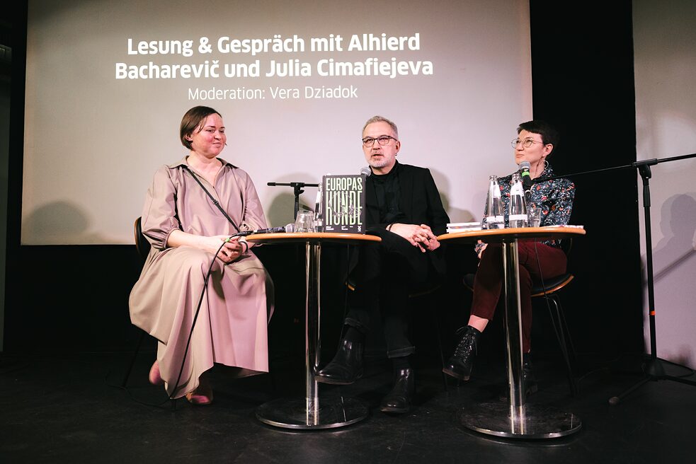 Der Autor Alhierd Bacharevič und die Autorin Julia Cimafiejeva mit Vera Dziadok im Gespräch auf der Bühne