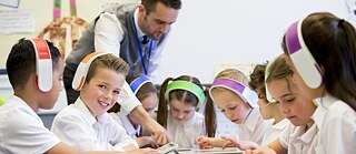 Ein Lehrer betreut das digitale Lernen seiner Schülerinnen und Schüler