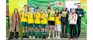 Die Hauptsieger des Wettbewerbs „1:0 für Deutsch“ ist das Team „Fußballfamilie“ von der Atgimimo Schule Druskininkai.