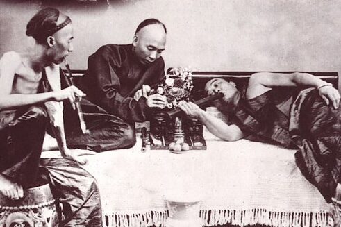 Im 19. Jahrhundert belieferte China das Vereinigte Königreich mit Seide, Porzellan und Tee. Die Briten exportierten im Gegenzug Opium aus Indien nach China. Mitte des 19. Jahrhunderts war der Konsum von Opium als Medizin und Halluzinogen gestiegen, was zu weit verbreiteten Gesundheitsproblemen führte. Der chinesische Kaiser verbot den Opiumkonsum, und den Briten ging eines ihrer einträglichsten Geschäfte verloren. Dies gab Anlass zu zwei Kriegen, die China Millionen von Menschenleben und den Verlust Hongkongs kosteten und das chinesische Kaiserreich 1911 vollends zu Fall brachten. (Bild: Opiumsüchtige im kaiserlichen China, NN, PD)