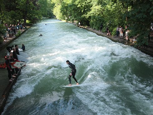 Surfistas no rio Eisbach