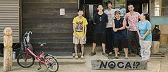 Mitarbeiterin Frau Haruka und der Projektgründer Ali Kawakita mit Yōsuke, Shûji, Shûto und Yûtarō vor dem NOCA?!-Haus