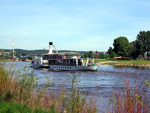 Yaz mevsiminde Elbe nehri