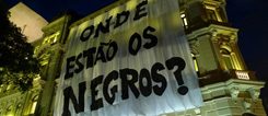 Intervention WO SIND DIE SCHWARZEN? der Frente 3 de Fevereiro im Rahmen der Ausstellung Zona de Poesia Árida im Kunstmuseum Rio, 2015. 