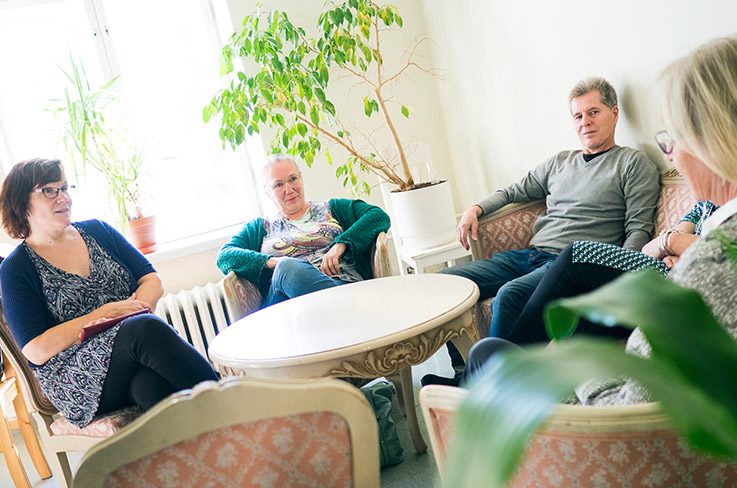 Iniciátorka projektu Čas léčí, Hanna Koppelomäki (vlevo), při rozhovoru s Maalou Nieminen, Esou Nieminenem a Piksi McArthur. 