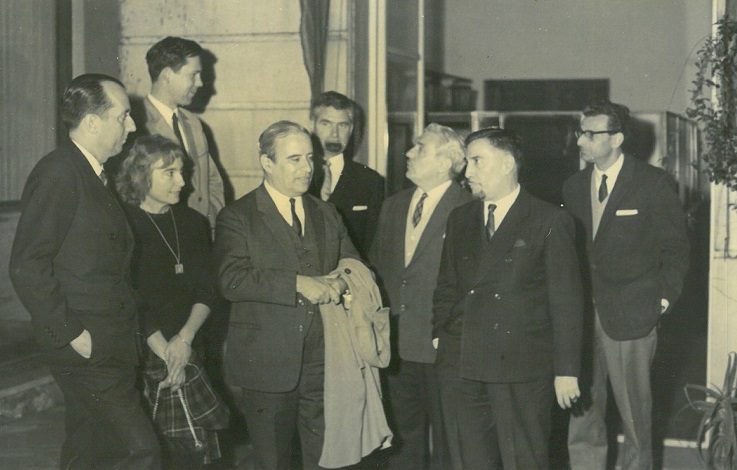Prof. Erwin Walter Palm recorriendo instalaciones de Argentores junto al Director Sr. Ponferrada. Septiembre de 1966.