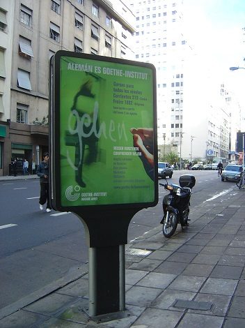 Publicidad en la vía pública. 2004.