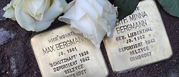 Las Stolpersteine son pequeñas placas conmemorativas que se colocan en el suelo y recuerdan a las personas que fueron asesinadas en la época del nacionalsocialismo