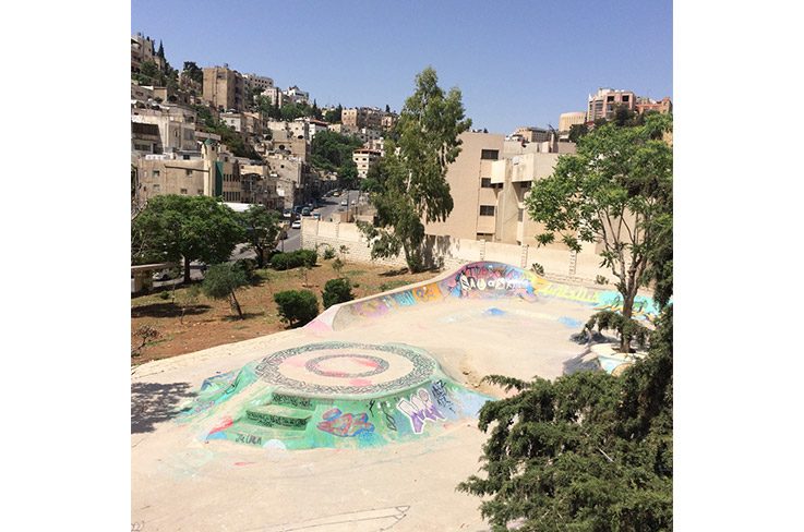 Skatepark propojuje sešlé domy východního Ammánu s noblesními hotely, činžáky a kancelářskými budovami na západě města