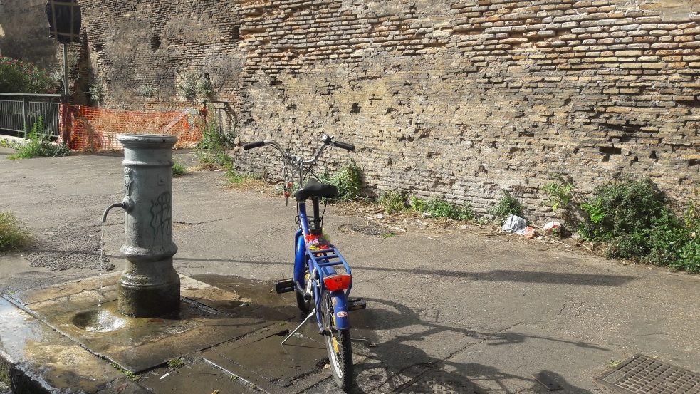 Die Brunnen an der antiken Stadtmauer auf dem Weg zum Goethe-Institut Rom laden zu einer Erfrischungspause ein.