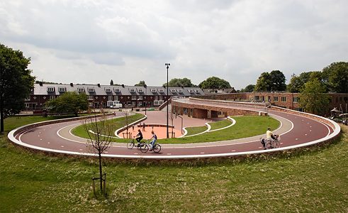 Un ponte, una scuola elementare e un parco pubblico: questo offre l’area del ponte Dafne Schippers a Utrecht nei Paesi Bassi, lungo circa 100 metri. 