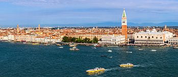 Beneško staro mesto, ki leži ob laguni, je del Unescove svetovne kulturne dediščine in je zelo priljubljen turistični cilj, toda mestu turizem povzroča težave. 