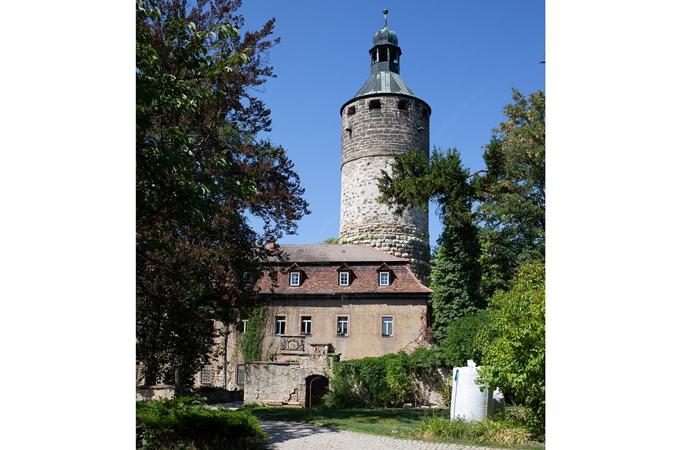 城堡的標誌性建築是高44公尺的護城塔，塔牆厚3.70公尺。護城塔不可以居住，僅作為觀察遠眺的平台之用。城堡，護城塔與前院周圍則環繞著高高的城牆與護城河。