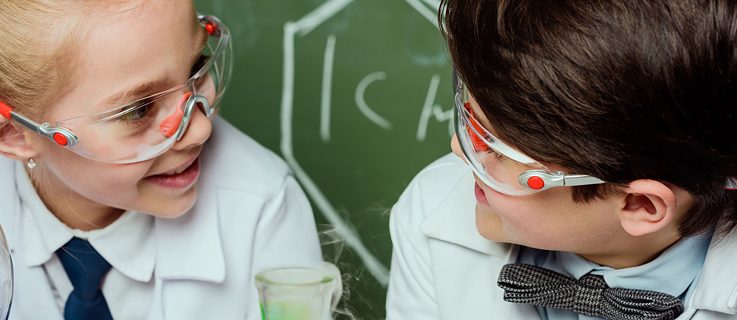 Dzieci przeprowadzają eksperyment chemiczny.
