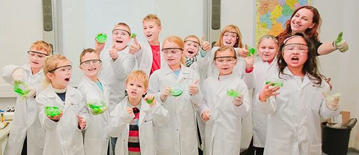 Dzieci przeprowadzają eksperymenty chemiczne.