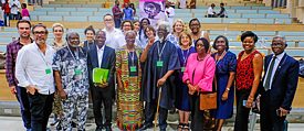 Architektinnen und Wissenschaftler auf dem Symposium „Decolonizing the Campus“ in Lagos