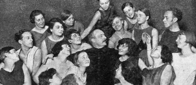 Rudolf von Laban inmitten seiner Schüler (ca. 1929)