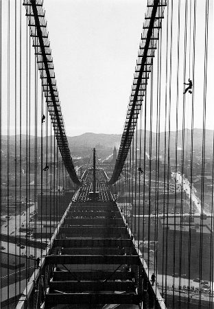 Painters Giving Suspender Cables a First Coat of Aluminum Paint, San Francisco-Oakland Bay Bridge (1934) von Peter Stackpole