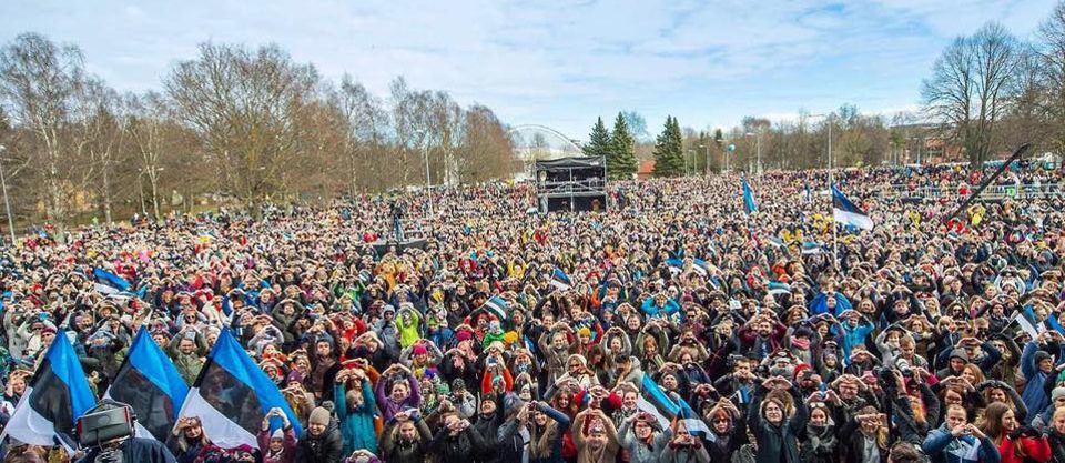 Eesti elanikud reageerivad poliitilise olukorra muutumisele ja korraldavad kontserdi „Kõigi Eesti laul“