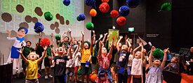 Kinder nehmen am 20. November 2019 an der Kinderuni Live Veranstaltung in Melbourne teil.