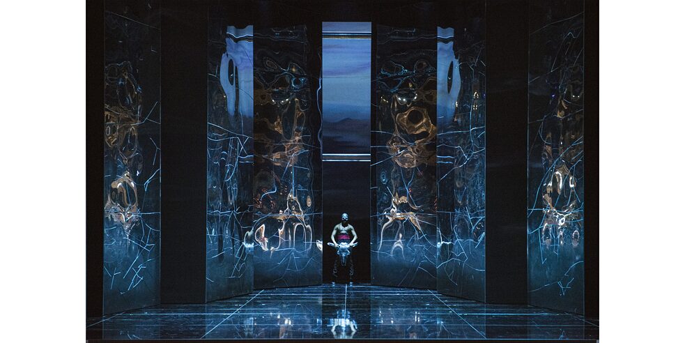 Inscenizacja „Carmenˮ Georgesa Bizeta w reżyserii Stephana Märkiego w Konzert Theater w Bernie. Scenografia: Philip Fürhofer