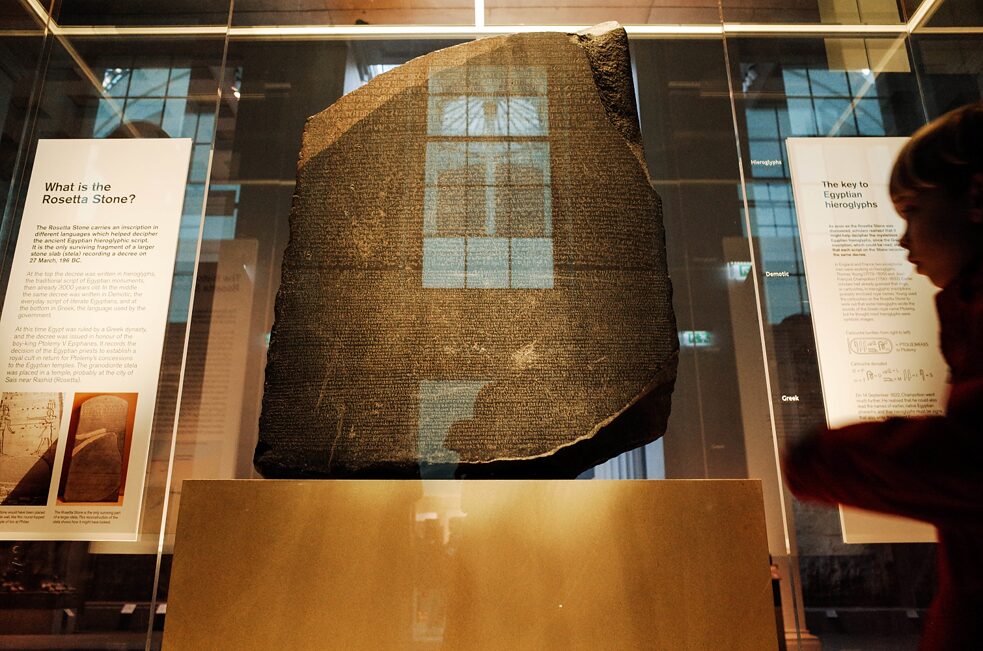 Londra, 13 febbraio 2020: un bambino osserva la Stele di Rosetta nella sezione dell’Antico Egitto del British Museum di Londra.