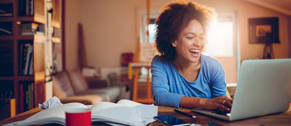 Blended Learning Mulher com portátil