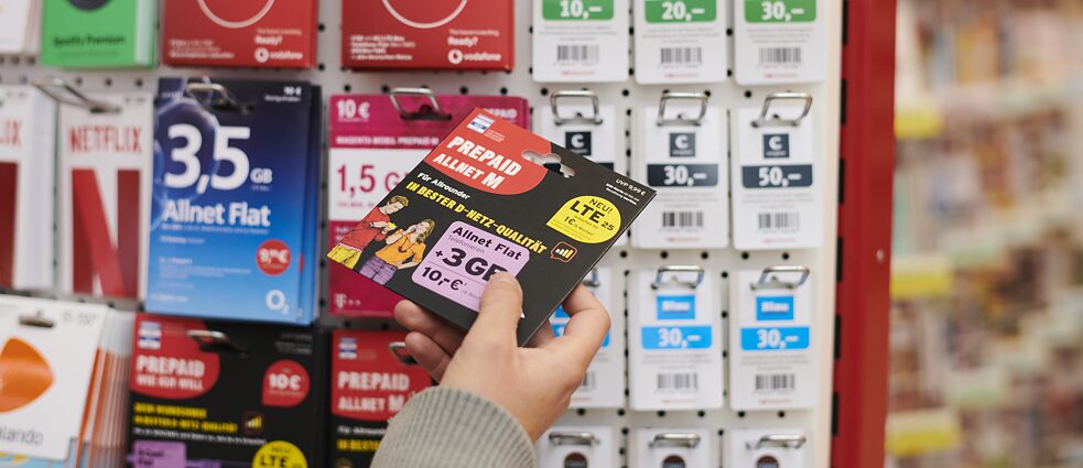 In einem Geschäft hängen viele verschiedene SIM-Karten von verschiedenen Anbietern auf einer Verkaufsstange.