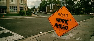 Gruseliges Schild für Straßenausbesserungsarbeiten