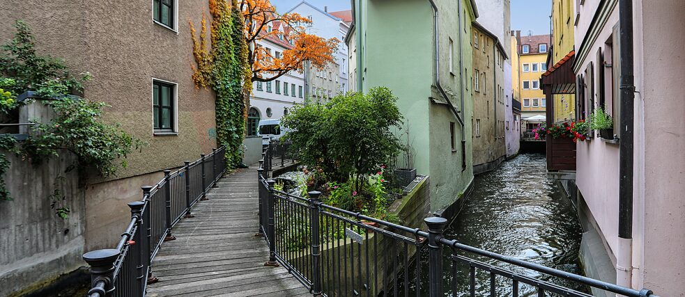 Augsburgs viele Kanäle liefern erneuerbare Energie und die kleinen Brücken bereichern das Stadtbild der Altstadt. 