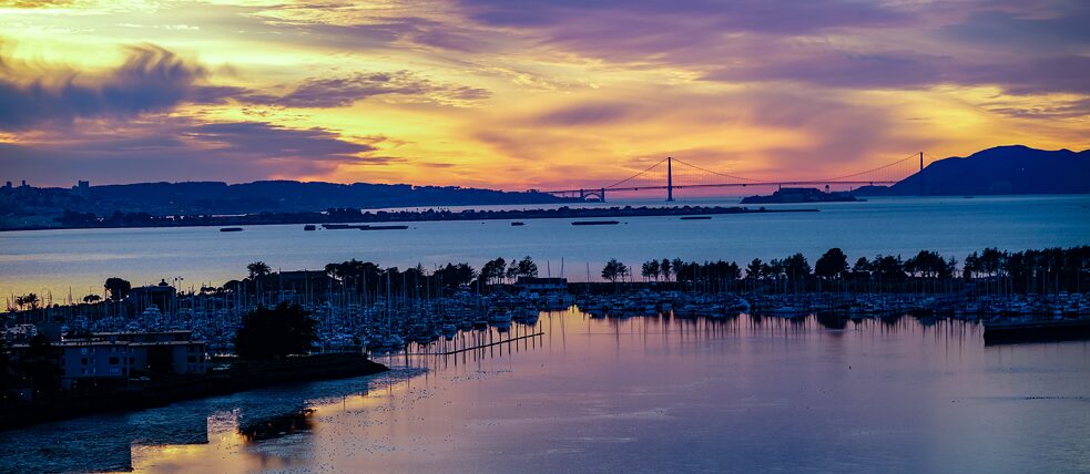מבט על גשר שער הזהב מאמריוויל: העיירה הקטנה במפרץ סן פרנסיסקו ידועה בגישה יוצאת דופן לניהול מים בר-קיימא. .