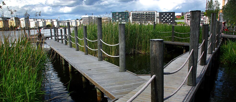 Išpuoselėti gamtos parkai ir artima vandens kaimynystė diktuoja gyvenimo būdą Hamarbi Šiostade (Švedija).