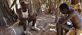 Gesellschaftsspiel der Damara, Damara Living Museum in Twyfelfontein, Namibia. Die Damara gehören zusammen mit der Ethnie der San zu den ältesten Volksstämmen des südlichen Afrikas. In der Gegend von Twyfelfontein, in der sich heute das Museumsdorf befindet, existieren Tausende Felsbilder aus der Steinzeit.