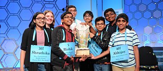Les « octochampions » du 92e Scripps National Spelling Bee posent avec leur trophée