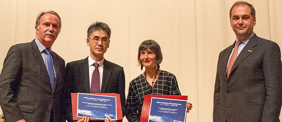 2016年の受賞者、作家イルマ・ラクーザ氏と翻訳者新本史斉氏