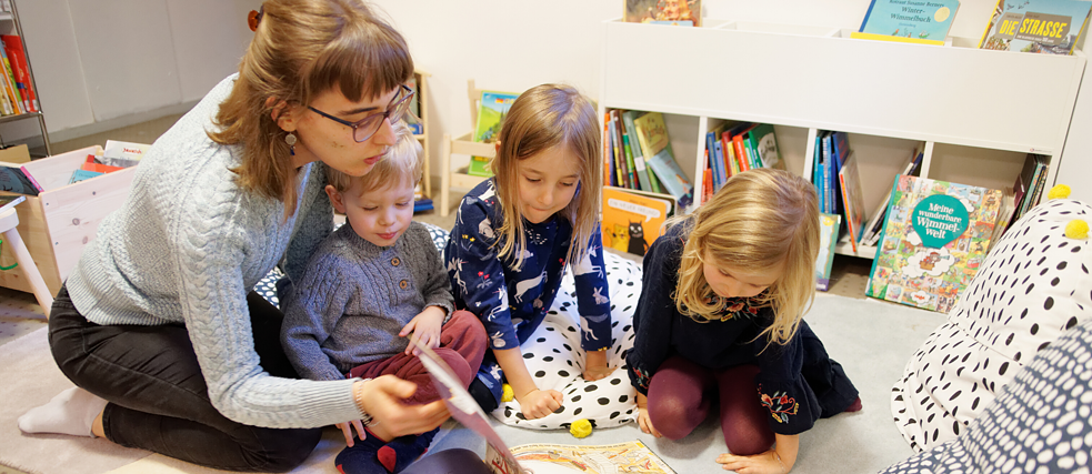 Notre coin enfants : les familles peuvent découvrir notre fonds de littérature jeunesse dans l'espace de lecture adapté aux petits.
