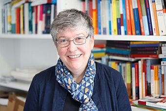 Barbara Holland-Cunz ist Professorin für Politikwissenschaft mit dem Schwerpunkt Frauenforschung an der Universität Gießen. Zudem ist sie Mitglied im Kuratorium des gemeinnützigen Vereins „Mehr Demokratie“, der sich für mehr direkte Bürger*innenbeteiligung einsetzt, und im wissenschaftlichen Beirat der Zeitschrift „Gender“.
