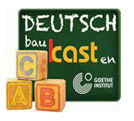 On a school blackboard is written Deutschbaukasten, where the word is broken down into its three individual words and shown in a different color. In front of it are three wooden blocks with one letter