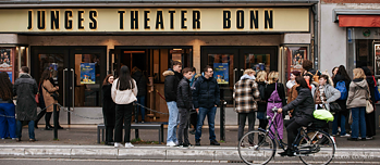 Besucher*innen vor dem Jungen Theater Bonn