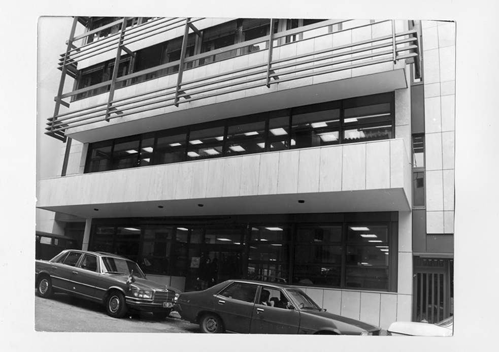 Fassade des Institutsgebäudes in Athen, Omirou-Straße 14-16, Januar 1982.