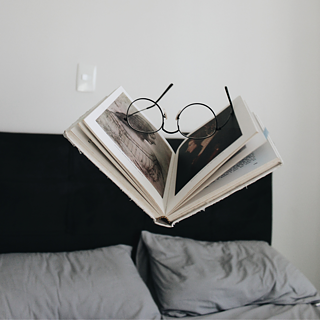 Buch fliegt über dem Bett