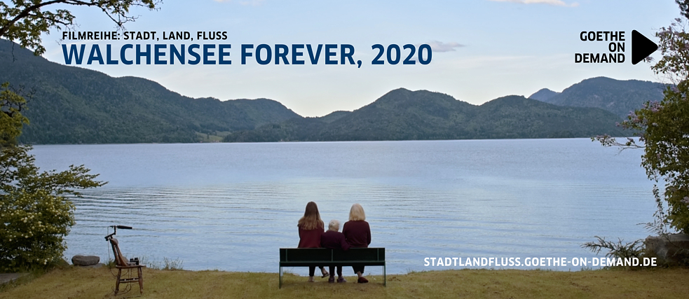 Szene vom Film Walchensee Forever, drei Frauen sitzen in einer Bank vor dem See
