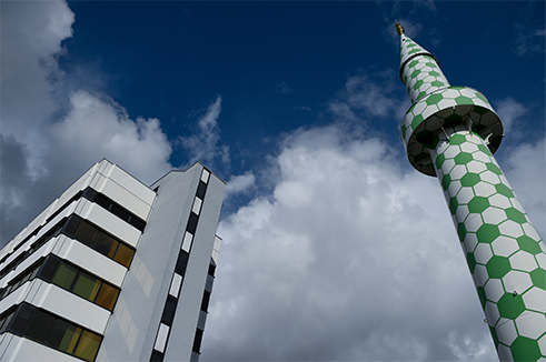 Die Minarette der Hamburger Centrum-Moschee am Steindamm wurden 2009 in einer Aufsehen erregenden Aktion des deutsch-türkischen Künstlers Boran Burchhardt neu designt. Auf den ersten Blick mag die Neugestaltung islamische Sehgewohnheiten befriedigen, denn die Türme ziert ein grün-weißes Sechseckmuster. Die Farbe Grün erinnert an den Propheten, die Sechseckform ist eine Grundform islamischer Ornamentik.