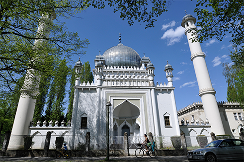 Masjid tertua di Jerman terletak di antara bangunan-bangunan hunian di bagian kota Wilmersdorf di Berlin. Pada tahun 1924, arsitek Jerman Karl August Herrmann mengacu kepada gaya bangunan Taj Mahal di India. Rumah ibadah terbesar umat Islam di Berlin dapat menampung sampai dengan 1.500 orang.