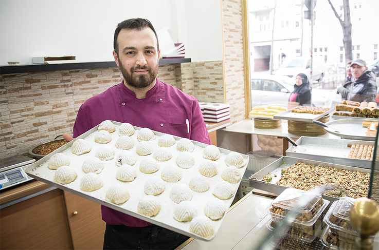 <b>Toko kue Umkalthum, Mahmoud:</b> Selama Ramadan kami menjual produk-produk yang lebih beragam. Kami menyediakan kue-kue yang lebih bergizi dengan krem susu dan kue gratin. Yang juga populer adalah <i>kanafeh</i>, yaitu adonan kerisik dengan keju Arab yang disiram sirup.