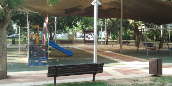Ein leerer Spielplatz. Normalerweise herrscht hier reges Treiben. Foto: © Ofer Waldman