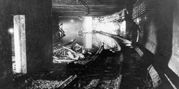 Gesprengter S-Bahn-Tunnel, historische Aufnahme © Bundesarchiv, Bild 183-R97751 / CC BY 3.0 de