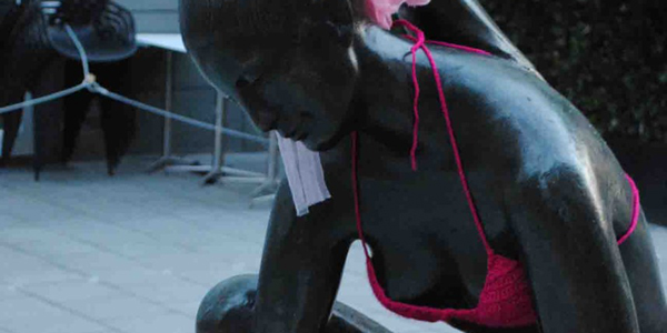 Eine Brunnenfigur im Bikini  Foto: © Die Rausfrauen