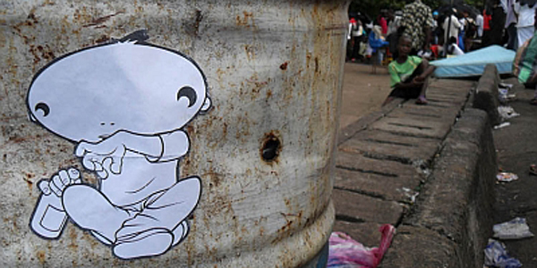 Na ropném barelu v hlavním městě Sierry Leone © Karl Toon