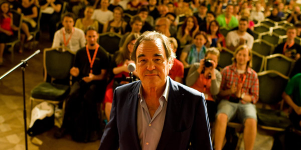 Oliver Stone jako jeden z zahraničních hostů a jeho publikum. Foto: © MFF Karlovy Vary